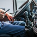 Alarmantno: Čak 9 od 10 vozača ne može da vozi bez gledanja u telefon!