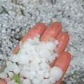 (Foto, video) jako nevreme pogodilo vojvodinu: Grad veličine klikera sručio se za kratko vreme, ova mesta su se zabelela…