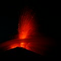 Lava šiklja iz vulkana, oslobađaju se i otrovni gasovi Stanovništvo hitno evakuisano! (foto)