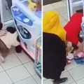 Dečaci ispraznili automat za igračke: Snimak usijao mreže, komentari pljušte: "Kaznite njihove roditelje"