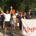 Protest u Knjaževcu: Nezadovoljni građani ispred zgrade u kojoj su Macut i ministri uzvikuju „Pumpaj“ i „uhapsite Vučića“ VIDEO…