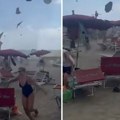 Stravičan snimak sa plaže u Italiji: Tornado nosi sve pred sobom, turisti beže u panici