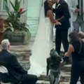 Neviđeni blam na venčanju Fotografkinja se namestila da slika prvi poljubac, a onda je napravila neverovatnu grešku, gosti u…