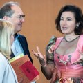 Svi gledaju u ono što je nemačka ministarka obukla za sednicu vlade: "Žurim na proslavu" (foto)