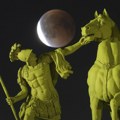 Pola planete uživalo u nebeskom spektaklu: Najlepše fotografije pomračenja meseca