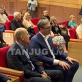 Uživo Vučić uručuje ugovore o radu u toku prijem za 18 medicinskih radnika koji su odlučili da se vrate u Srbiju