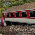 Vagon visi nad provalijom, voz smrskan: Prve fotografije nakon sudara vozova u Slovačkoj