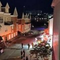 Srušio se balkon zgrade kod univerziteta dok su studenti slavili položen ispit (video)