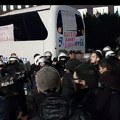 Uz policijsku intervenciju, odšlepan autobus Milomira Jaćimovića koji je jutros vraćen, ima povređenih i privedenih