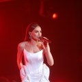 Izašla zakopčana do grla, pa se skinula na bini: Emina Jahović na koncertu raspametila stajlingom (video)