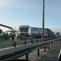 Prvi snimak stravičnog lančanog sudara na Pupinovom mostu: Sudarili se kamioni, šleper i automobil!