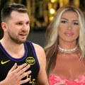 Dali.A Dragojević ne skida pogled sa luke Dončića! Isplivalo šta je radila dok se zagrevao na terenu (foto)