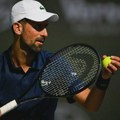 Da li bi ovo trebalo da nas zabrine: Novak morao da se skloni od publike, navodno je povraćao VIDEO