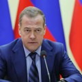 Medvedev: Moskva mora da se „aktivno brani“ protiv sankcija