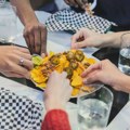 Naučnici otkrili koje uobičajene navike deljenja hrane šire najviše klica