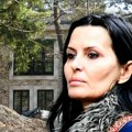 "Izvodi rituale" Elena Karaman se povukla iz javnosti i preselila u kuću usred šume, a komšije otkrile kako živi: "Nije nam…