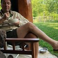 Jovan Memedović napravio vikendicu u divljini: Kuća od drveta, ima i ogromno dvorište: Unutra peć, a zidovi ispunjeni slikama…