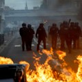 Ludilo dostiže tačku ključanja: Pariz gori, a Makron okreće cevi – ka Rusiji!