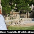 Započelo rušenje bespravnih objekata u uvali Vruja u Dalmaciji