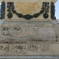 Vandalizam: Spomenik knezu Mihailu na Trgu republike išaran grafitima i uvredljivim porukama (foto)