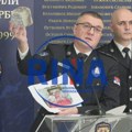 Gađali policiju ogromnim kamenjem: Ivković na konferneciji pokazao kamenice koje su koristili demonstranti u napadu…