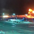 Stravični sudar i eksplozija odneli pet života: Sudarili se avioni na pisti u Tokiju, nastradali putnici iz letelice obalske…