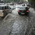 Jako nevreme se sručilo na Beograd: Ulice pod vodom, automobili se jedva probijaju, vetar savijao drveće (foto, video)