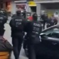 Pogledajte kako policija puca na navijača: Pojavio se snimak haosa u Hamburgu (video)