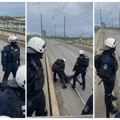 Napeto i na Savskom mostu: Policija oborila Sava Manojlovića na zemlju VIDEO