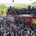 Drama na šampionskoj proslavi: Defanzivac Barselone pao sa autobusa! VIDEO