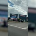 (Foto, video) više osoba povređeno: Teška nesreća na Galenici: Srušen semafor, vozila uništena