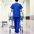 Tuča na odeljenju hitne pomoći, četvoro ljudi pokušalo da udavi medicinskog brata: Užas u Italiji