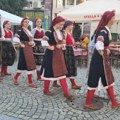 "Kapice, čarape, heklane bluzice, stazice s razboja..." Dani Vranja vrve od naroda, svi izašli da uživaju u Etno bazaru, Sajmu…