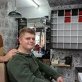 Frizer tokom šišanja primetio kvržicu na vratu tinejdžera (17), nije ni slutio da će mu tako spasiti život (foto)