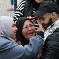 (Video, foto) stotine Palestinaca pušteno iz izraelskih zatvora: Suze radosnice, osmesi i dva prsta u znak pobede: Slavlje u…