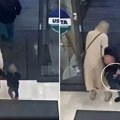 Muškarac pokušao da otme dete (1) iz majčinog naručja: Zgrabio bebu za nogu dok su izlazili iz prodavnice (video)