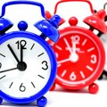 NOĆAS POMERAMO KAZALJKE: Evo kada tačno gubimo jedan sat sna