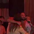 Дарко Лазић пева, мама Ива плаче, Перућица за бубњевима: Лом и лудило на слављу код Јоце Стефановића, емоције само прштале…