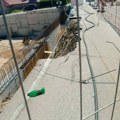 Posle trotoara u Kralja Milana u Kragujevcu urušio se i deo kolovoza, a kamioni prolaze (VIDEO)