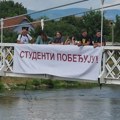 Sukob na pešačkom mostu u Mataruškoj Banji: Aktivista tvrdi da je baner cepala osoba koja je navela da radi ,,za službu“
