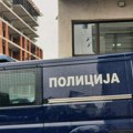 Maloletnici bežali od policije, udarili u službeno vozilo i povredili nekoliko policajaca