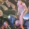 Девојци из публике позлило, прија прекинула концерт: Испливао снимак, о реакцији певачице бруји регион (видео)
