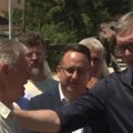 Ja sam starački, malo mi se sin sekira, ali dobro Vučić u drugarskom razgovoru sa meštanima Rudna