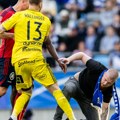Težak skandal: Navijač utrčao na teren i pokušao da nokautira fudbalera, meč momentalno prekinut!
