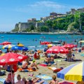 "I ovo se u statistici vodi kao: Turista?" Crnogorac isprozivao srpsku porodicu koja letuje u Sutomoru jer malo troše: "a da…
