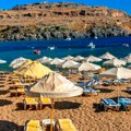 Krvavi napad na plaži Misteriozno morsko stvorenje iskasapilo nogu 85-godišnjoj turistkinji, kupači bežali u panici! (foto)