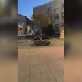 (Foto) Vozač golfa uleteo na gradsko šetalište u Čačku