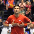 Nole ispao šmeker, sa muzičarima na parkingu otpevao čuveni hit Marinka Rokvića (VIDEO)