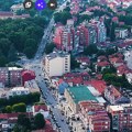 Otkriven kol centar pored biračkog mesta u Aranđelovcu: Pristalice SNS-a blokirale vrata bilijarskim štapom (video)