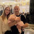 (Foto) Aca Sofronijević sa ćerkom od 2 meseca čekao u redu poklonio se pojasu Presvete Bogorodice, a tu je i njegova žena…